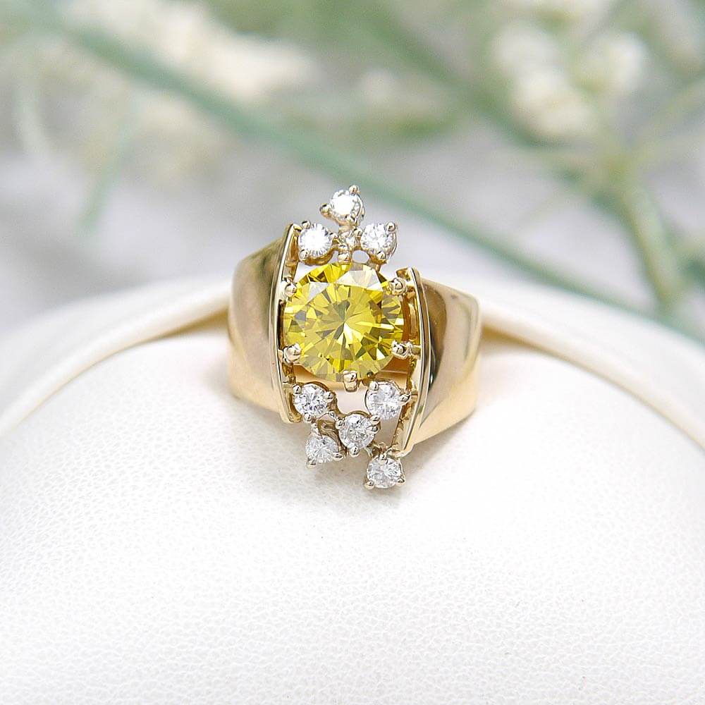 Ladies 18K Yellow Gold Three Stone Unique Diamond Engagement Ring 2.9ct