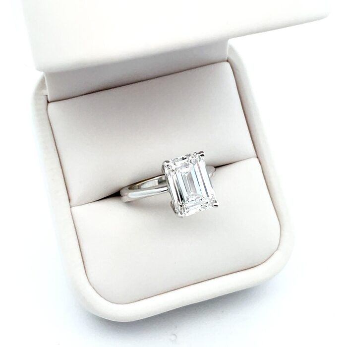 18k White Gold Lab-Grown Diamond Solitaire Ring - Image 3