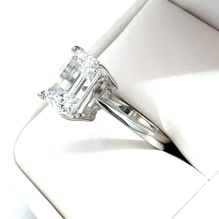 18k White Gold Lab-Grown Diamond Solitaire Ring - Image 4