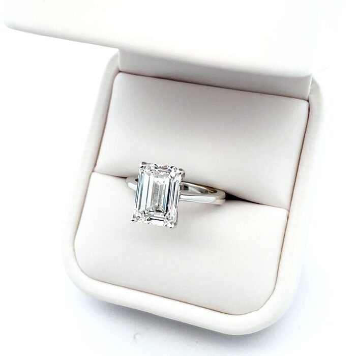 18k White Gold Lab-Grown Diamond Solitaire Ring - Image 2